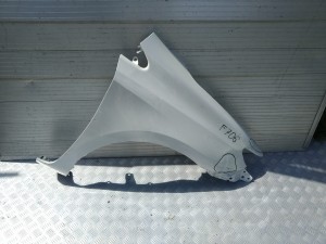 F706/H819 PRAWY BŁOTNIK TOYOTA AURIS II 2012-