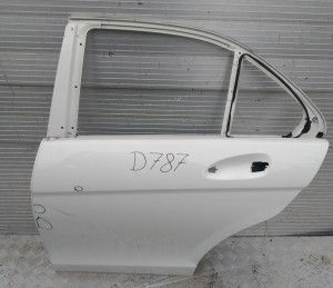 D787/G644 MERCEDES W204 LEWY TYŁ DRZWI 