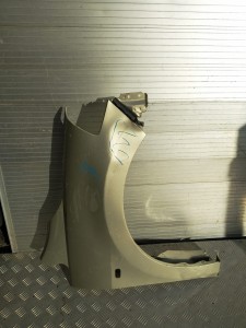 A976 NISSAN TIDA  BŁOTNIK PRZEDNI PRAWY 
