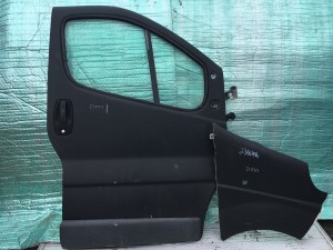 B260 RENAULT TRAFIC prawe drzwi przednie błotnik
