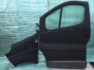 B260 RENAULT TRAFIC lewe drzwi przednie błotnik